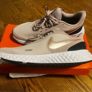 NWT Nike Revolution 5 Women’s Size 9 Barely Rose